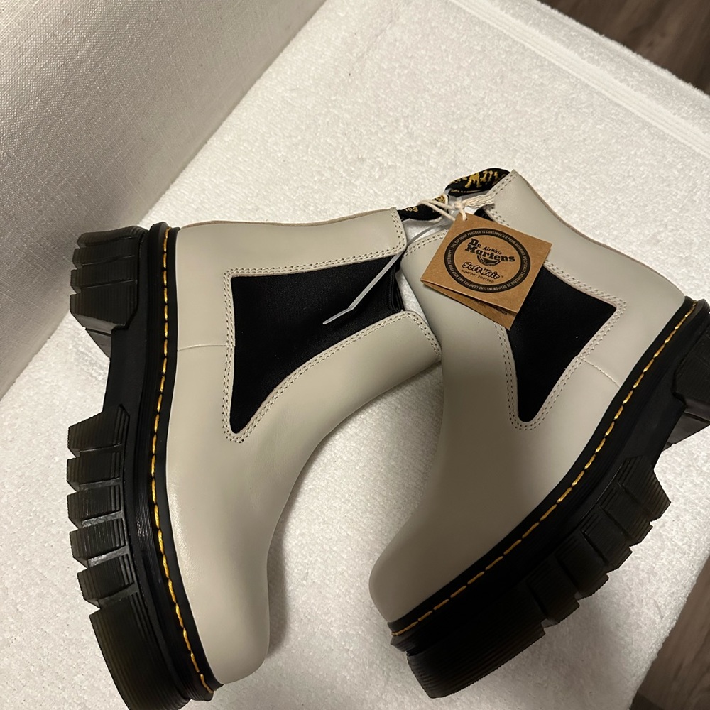 SMOOTH LEATHER PLATFORM CHELSEA BOOTS ♥️
